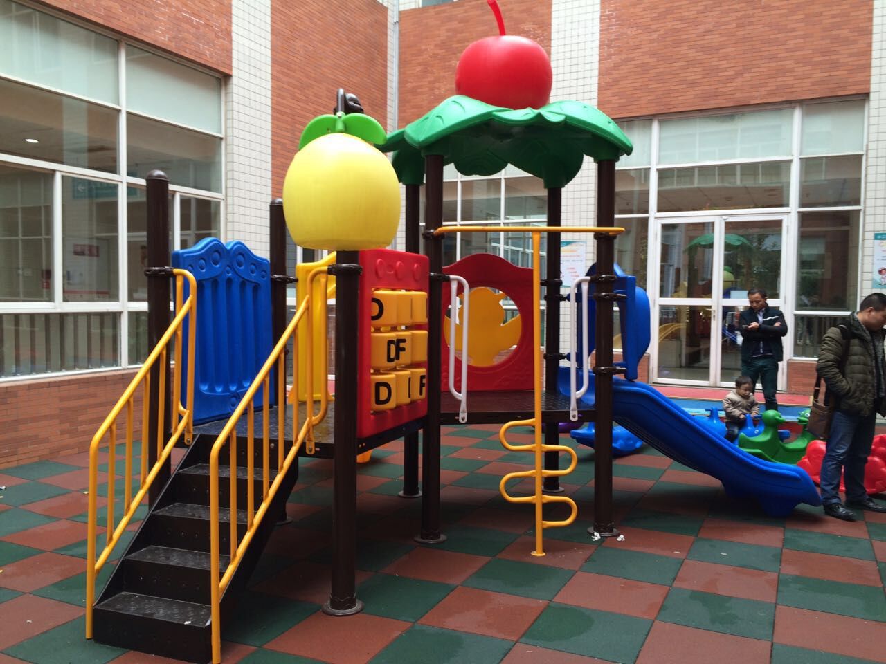 成都市第一人民医院儿童区游乐设施